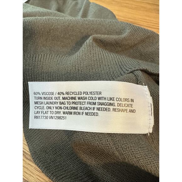 A New Day New Olive Green V Neck Pullover Sweater Small Lightweight Gorpcore - Picture 9 of 9